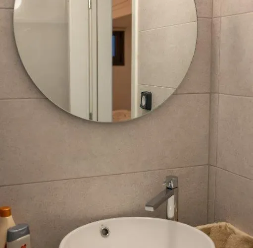 L'eros Grandma's House * Lakkíon