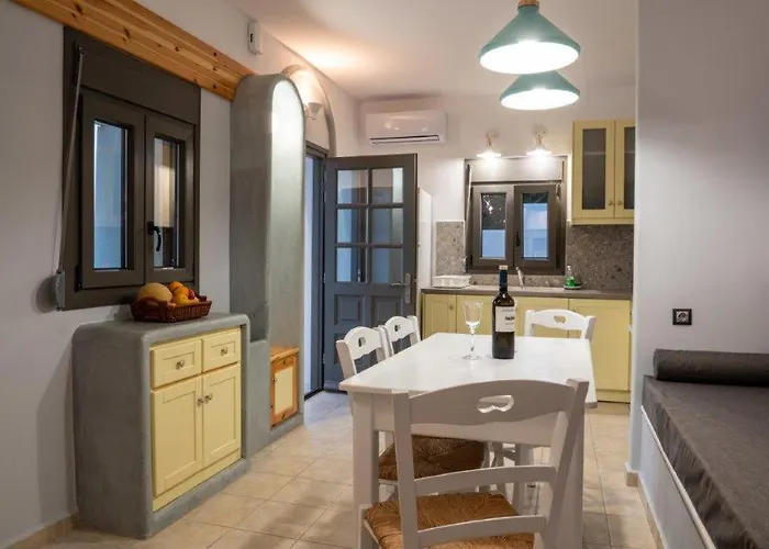 L'eros Grandma's House Lakkíon