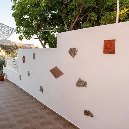 L'eros Grandma's House Lakkíon