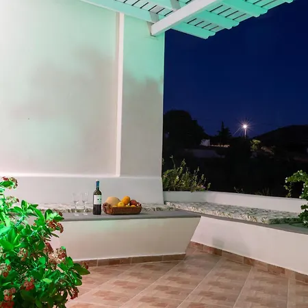 L'eros Grandma's House * Lakkíon