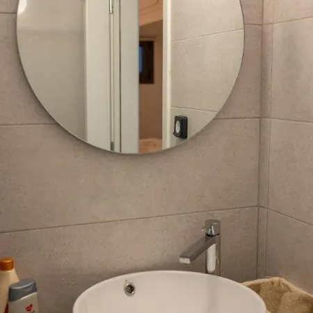 L'eros Grandma's House * Lakkíon