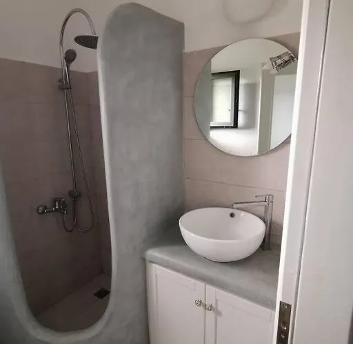 L'eros Grandma's House Lakkíon