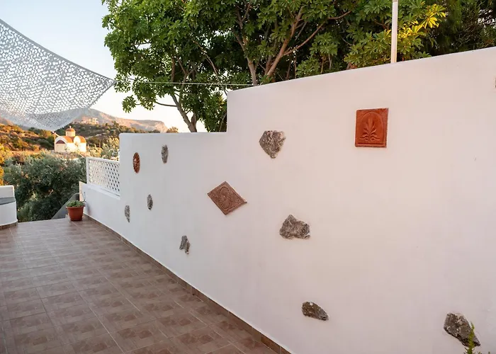 L'eros Grandma's House Lakkíon